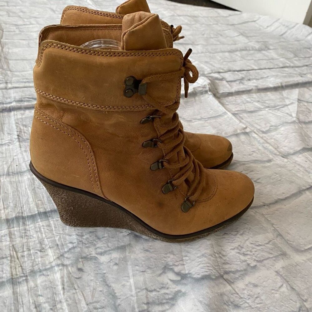 Steve Madden women 8 leather wedge tie up ankle bootie tan